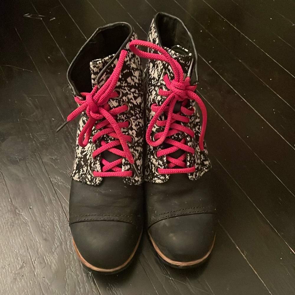 SOREL| RARE Sweater Winter platform boots in Size 10. Fits is more of a 9